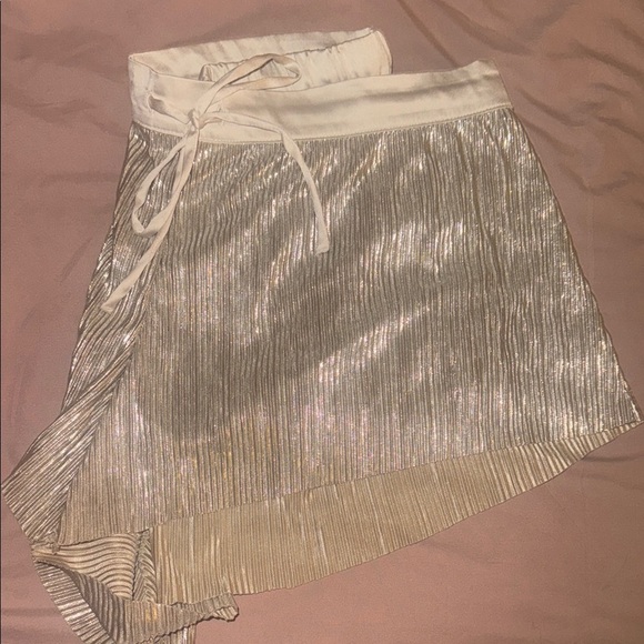VS| Shine Pleated Metallic Gold Lounge Pajama Short​s - Picture 7 of 8